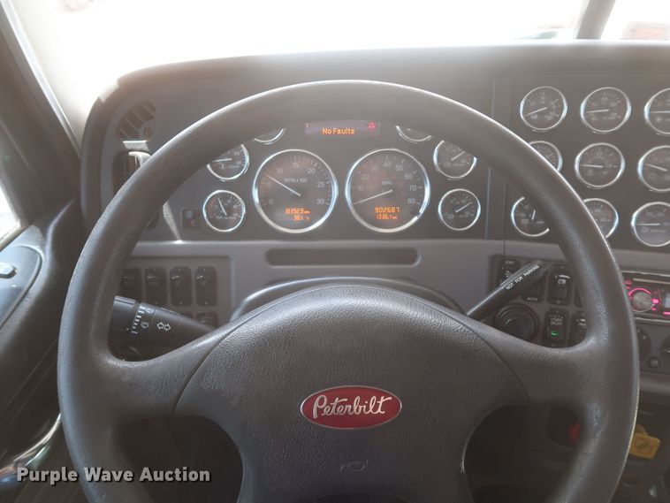 image for item DK3690 2011 Peterbilt 389  semi truck