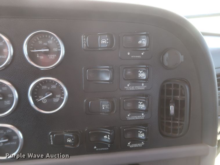 image for item DK3690 2011 Peterbilt 389  semi truck