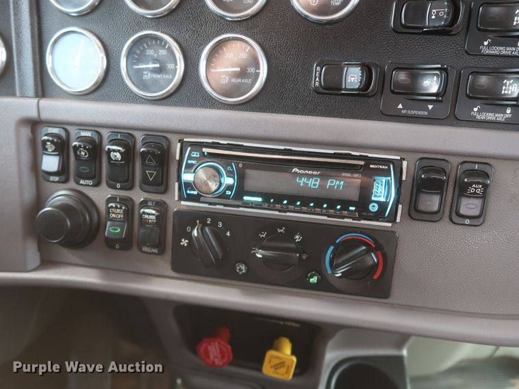 image for item DK3690 2011 Peterbilt 389  semi truck