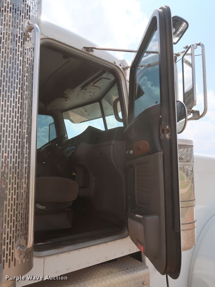 image for item DK3690 2011 Peterbilt 389  semi truck