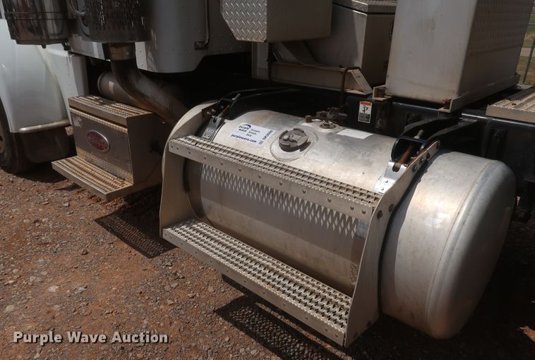 image for item DK3690 2011 Peterbilt 389  semi truck