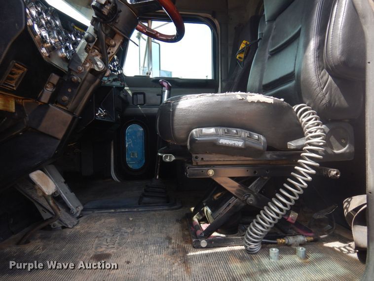 image for item DM5425 1996 Peterbilt 378  semi truck