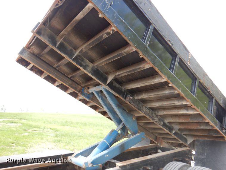 image for item DM6187 1996 International 4900  dump flatbed truck