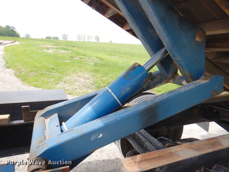 image for item DM6187 1996 International 4900  dump flatbed truck