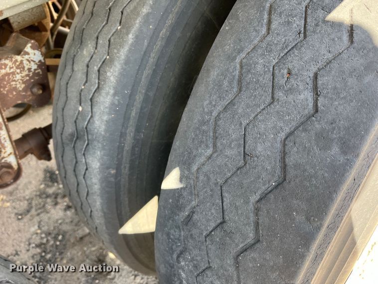 image for item DR1370 1989 Wilson DWCH-100  grain trailer