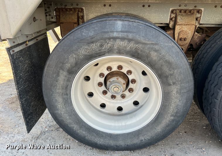 image for item DR1370 1989 Wilson DWCH-100  grain trailer