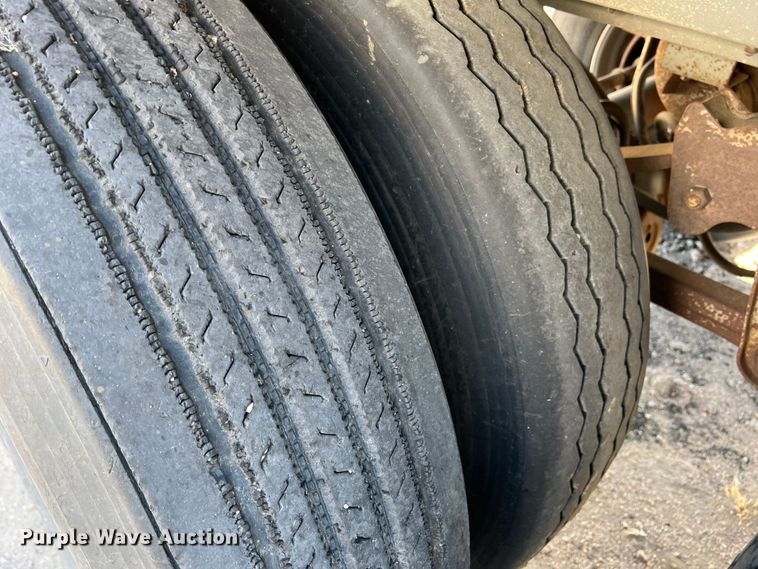 image for item DR1370 1989 Wilson DWCH-100  grain trailer