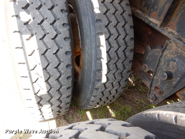 image for item DS8022 1994 Stoughton  flatbed trailer