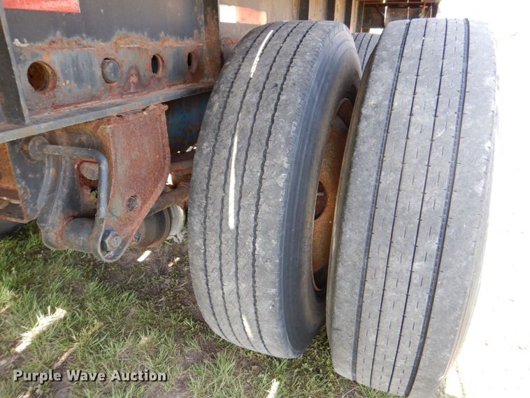 image for item DS8022 1994 Stoughton  flatbed trailer