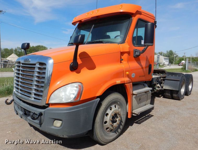 image for item DS8028 2013 Freightliner Cascadia  semi truck