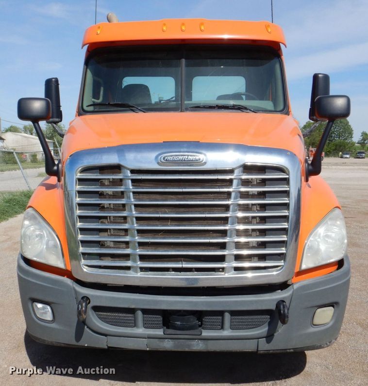 image for item DS8028 2013 Freightliner Cascadia  semi truck