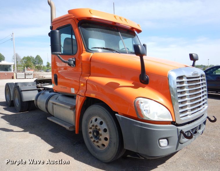 image for item DS8028 2013 Freightliner Cascadia  semi truck