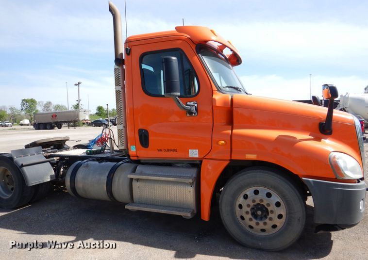 image for item DS8028 2013 Freightliner Cascadia  semi truck