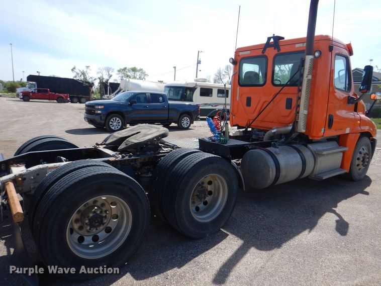 image for item DS8028 2013 Freightliner Cascadia  semi truck