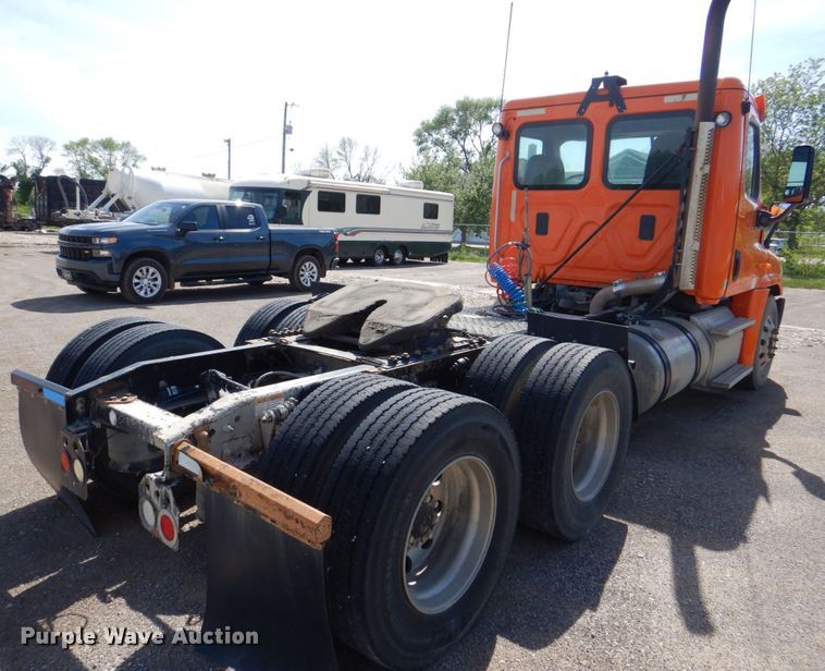 image for item DS8028 2013 Freightliner Cascadia  semi truck