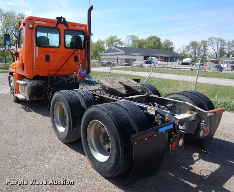 image for item DS8028 2013 Freightliner Cascadia  semi truck