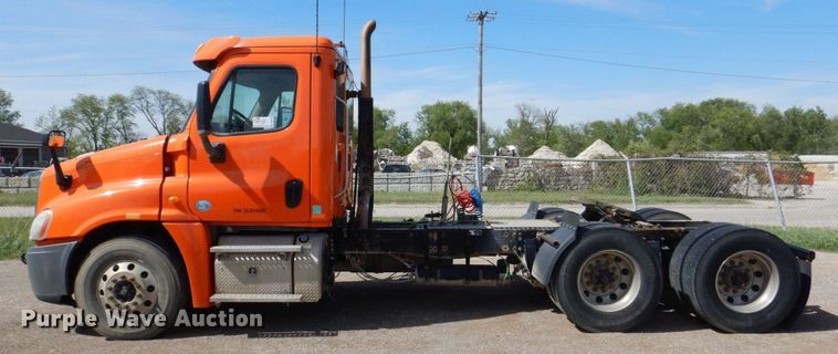 image for item DS8028 2013 Freightliner Cascadia  semi truck