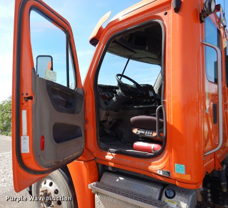 image for item DS8028 2013 Freightliner Cascadia  semi truck