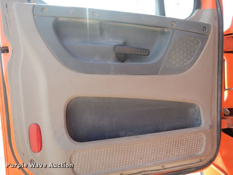 image for item DS8028 2013 Freightliner Cascadia  semi truck