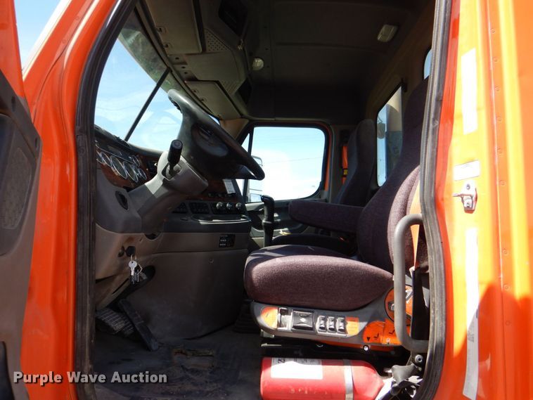 image for item DS8028 2013 Freightliner Cascadia  semi truck