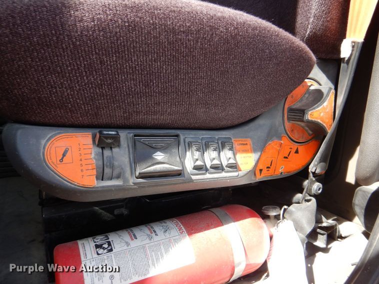 image for item DS8028 2013 Freightliner Cascadia  semi truck