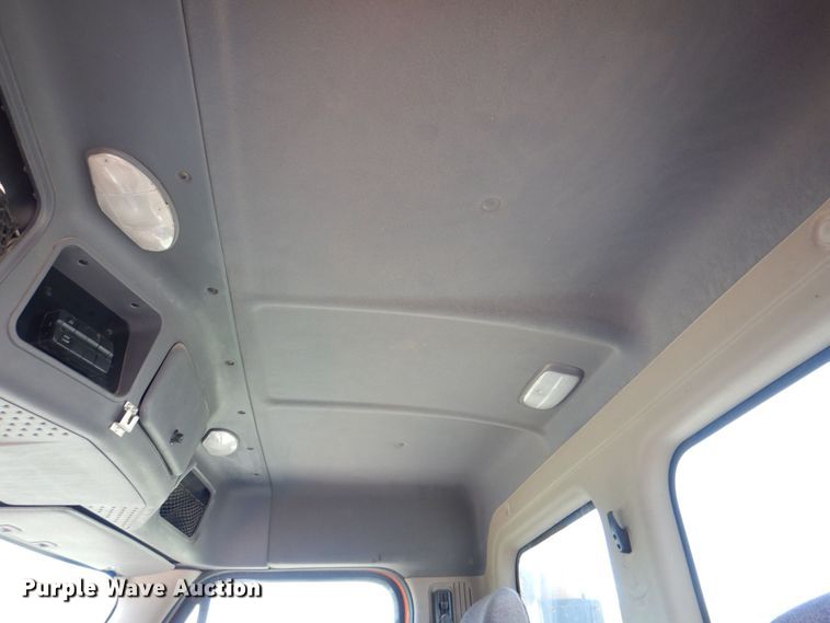 image for item DS8028 2013 Freightliner Cascadia  semi truck