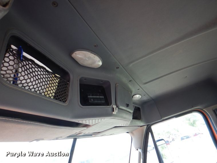 image for item DS8028 2013 Freightliner Cascadia  semi truck