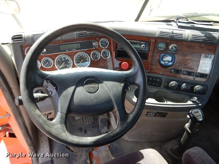 image for item DS8028 2013 Freightliner Cascadia  semi truck