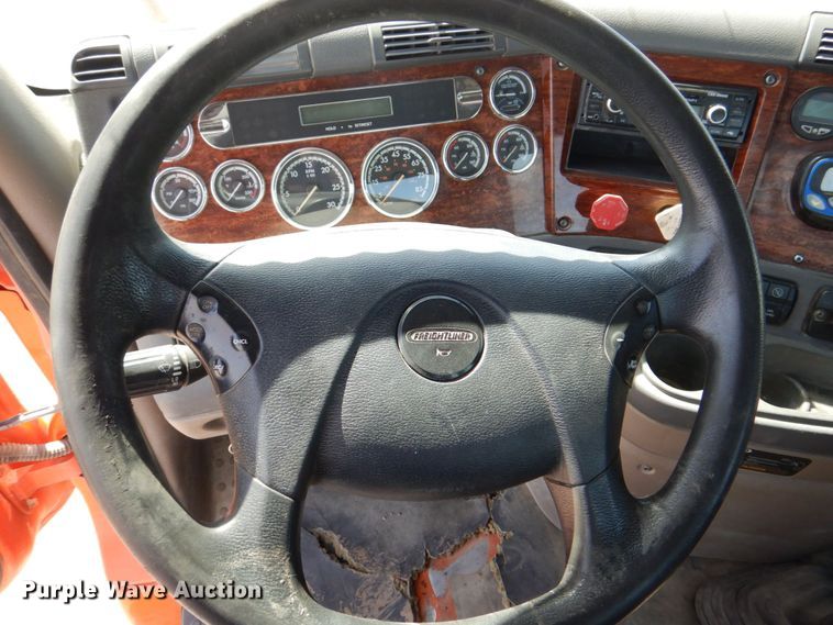 image for item DS8028 2013 Freightliner Cascadia  semi truck