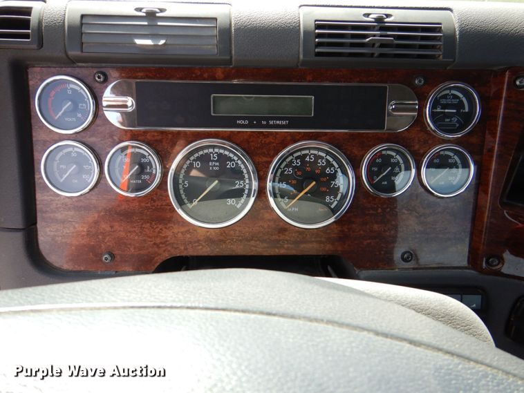 image for item DS8028 2013 Freightliner Cascadia  semi truck