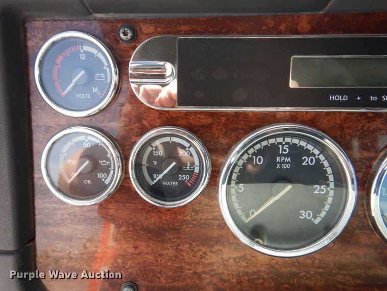 image for item DS8028 2013 Freightliner Cascadia  semi truck