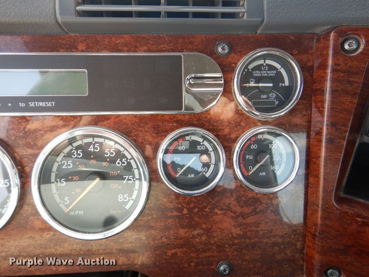 image for item DS8028 2013 Freightliner Cascadia  semi truck