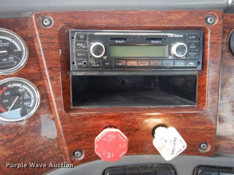 image for item DS8028 2013 Freightliner Cascadia  semi truck