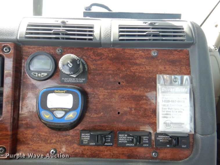 image for item DS8028 2013 Freightliner Cascadia  semi truck