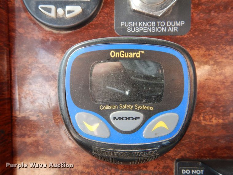 image for item DS8028 2013 Freightliner Cascadia  semi truck