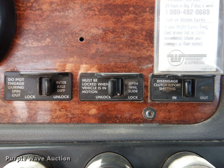 image for item DS8028 2013 Freightliner Cascadia  semi truck