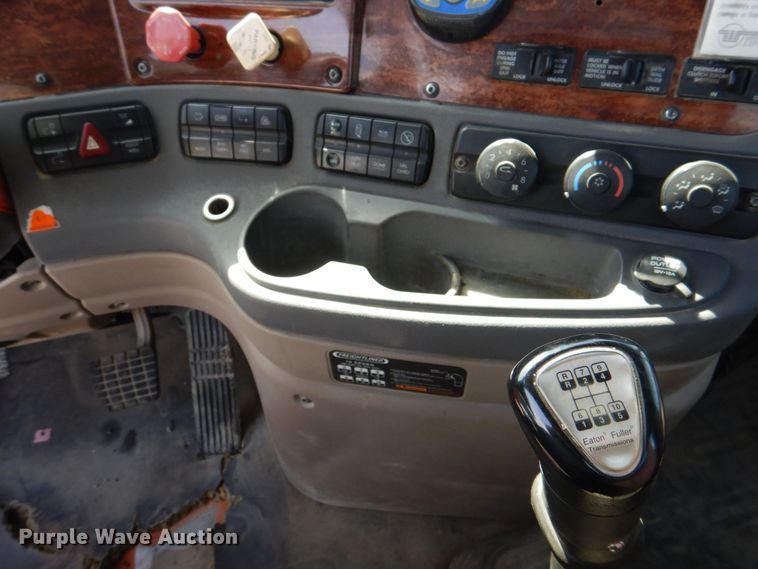 image for item DS8028 2013 Freightliner Cascadia  semi truck