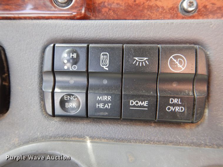 image for item DS8028 2013 Freightliner Cascadia  semi truck