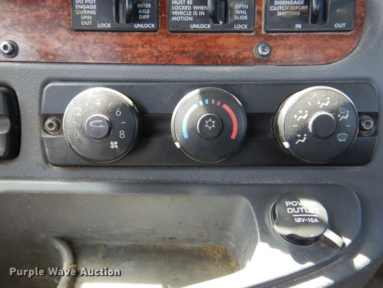 image for item DS8028 2013 Freightliner Cascadia  semi truck