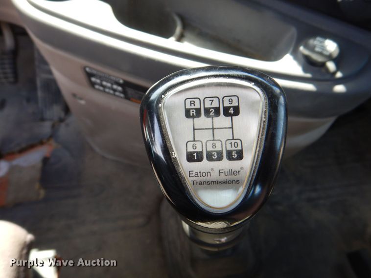 image for item DS8028 2013 Freightliner Cascadia  semi truck