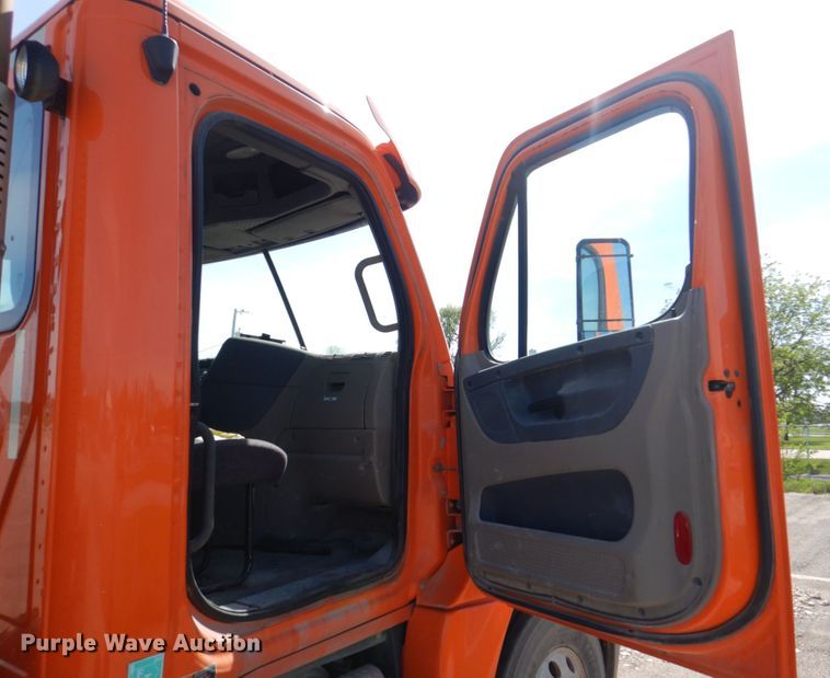 image for item DS8028 2013 Freightliner Cascadia  semi truck