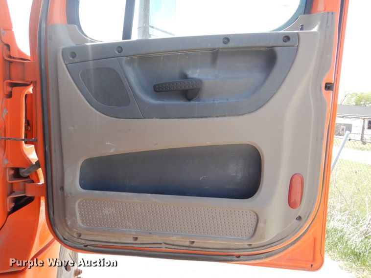 image for item DS8028 2013 Freightliner Cascadia  semi truck