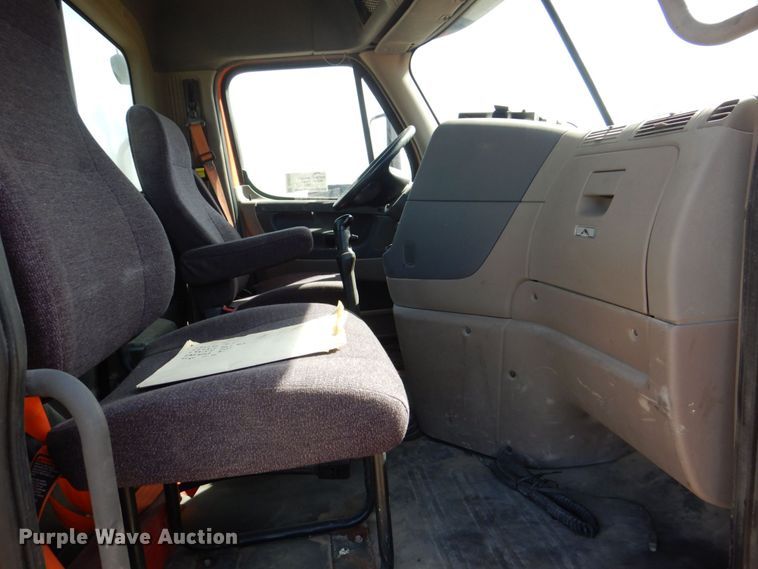 image for item DS8028 2013 Freightliner Cascadia  semi truck