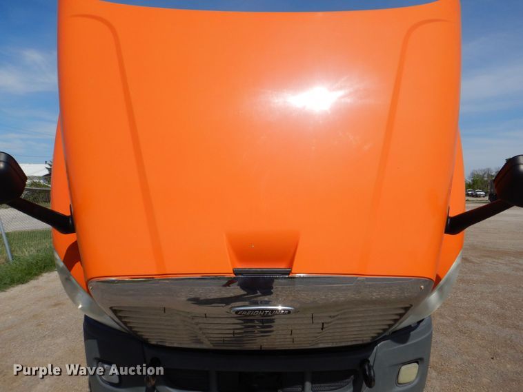 image for item DS8028 2013 Freightliner Cascadia  semi truck