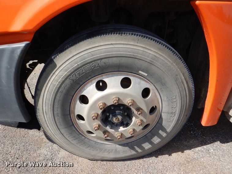 image for item DS8028 2013 Freightliner Cascadia  semi truck