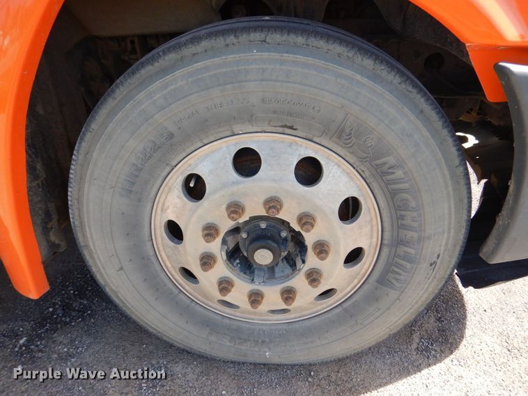 image for item DS8028 2013 Freightliner Cascadia  semi truck