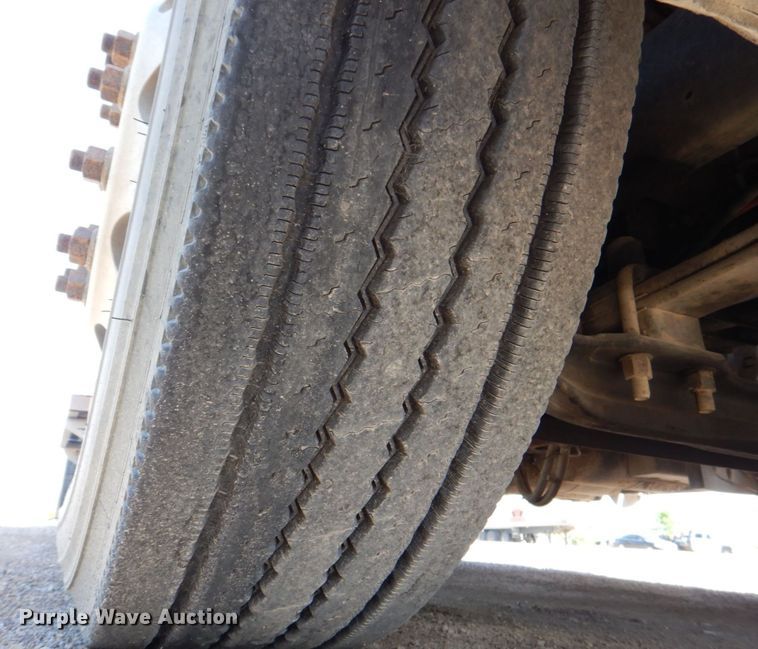 image for item DS8028 2013 Freightliner Cascadia  semi truck