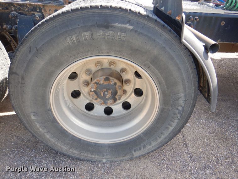 image for item DS8028 2013 Freightliner Cascadia  semi truck