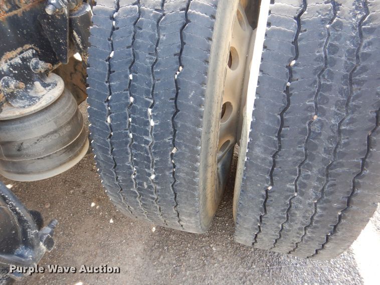 image for item DS8028 2013 Freightliner Cascadia  semi truck