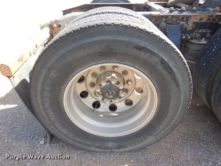 image for item DS8028 2013 Freightliner Cascadia  semi truck